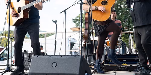 Brie Green (duo) at Brimfield Winery!