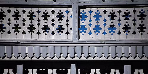 "Koronkowe opowie\u015bci. Ozdobny detal w \u015bwidermajerach." - Wystawa fotografii Tomasza Brzostka.