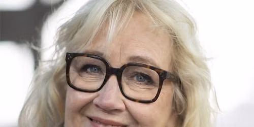 Erika Bjerstr\u00f6m f\u00f6rel\u00e4ser: Demokratin d\u00f6r i hettan