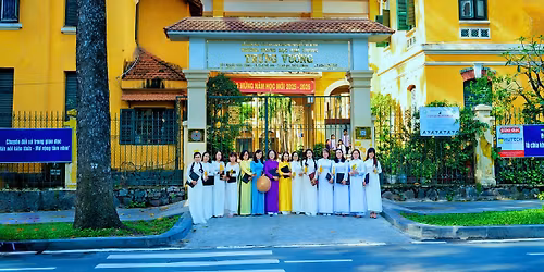 V\u1ec0 QU\u00ca \u0102N T\u1ebeT