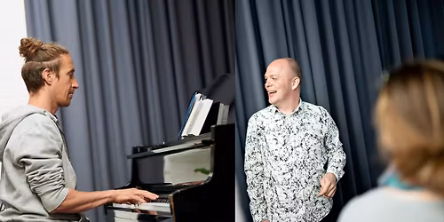 F\u00e6llessang i julens tegn med Kristoffer Fynbo Thorning og Rasmus Sejersen