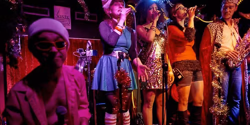 The Holy kNights \u2013 \u201eKommet ihr Irren \u2013 es rentiert sich!\u201c