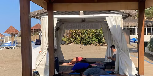 Beach Yogalates in English, all levels