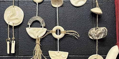 Atelier assemblage de mobile en c\u00e9ramique