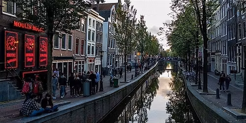 Ontdek de Warmoes Bi\u00ebnnale met een buurtkenner