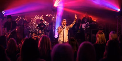 Dan Bud as ROBBIE WILLIAMS
