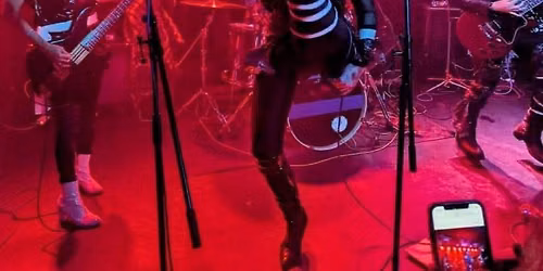 The Priscillas live at Nambucca!