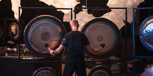 K\u0104PIEL W D\u0179WI\u0118KACH GONGU Z ADRIANEM MANDRAKIEM 24.04.26, 19:00 \u2013 21:30 SURJA JOGA 