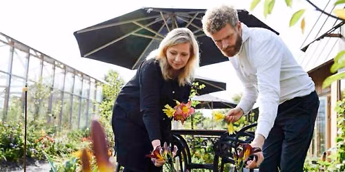 MORTEN OG RIKKE STORM OVERGAARD, FORT\u00c6LLINGEN OM MOMENT