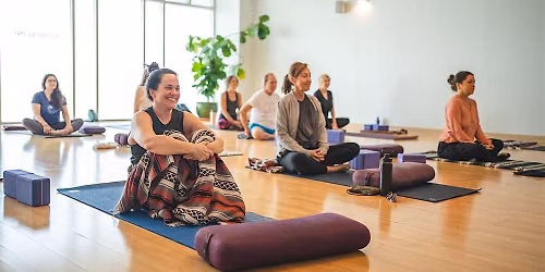 Clase Comunitaria Gratuita con Profesores de Yoga en Formaci\u00f3n