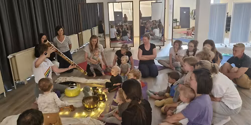 Peutercaf\u00e9 : Een regenboog van klanken, bewegen en zang