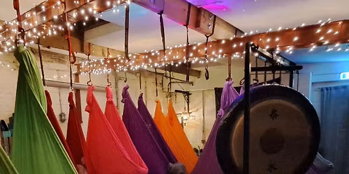 Floating gong bath with Rainbow Vibrations