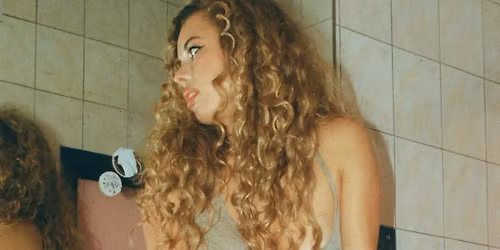 Nil\u00fcfer Yanya in Sydney