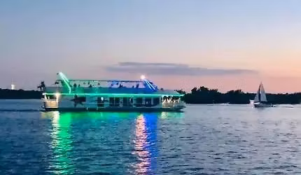 Le Yacht En Blanc