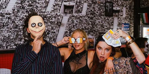 Porto: Halloween Pub Crawl 4 bars + 1 club, Scary Games & 7 Drinks