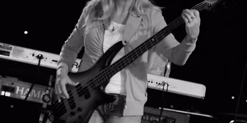 Outback Crab Shack Welcomes Pink Paisleys