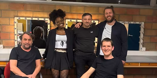 Cafe Chantant met Hit Happens