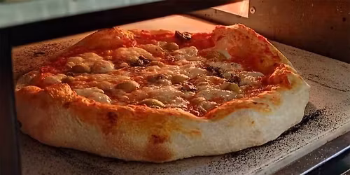 N\u00e1polyt\u00f3l a konyh\u00e1ig \u2014 Pizzak\u00e9sz\u00edt\u0151 workshop