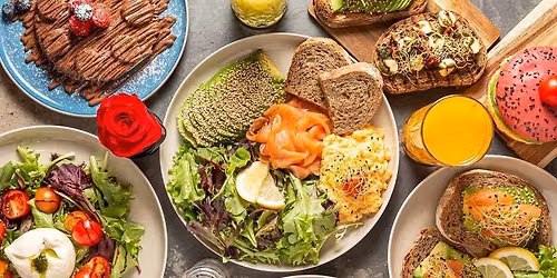 Brunch convivial sp\u00e9cial \u00e9t\u00e9