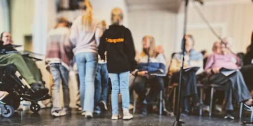 Adventskonsert med Demenskoret med Nokon att\u00e5t