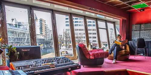 tipBerlin Synthie Lounge mit Fuffifufzich