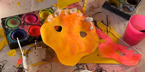 \u00c5bent hus: Nyt\u00e5rsmasker, luftraketter og tryk med fjer og fuglef\u00f8dder