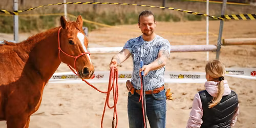 Szkolenie pracy z m\u0142odymi ko\u0144mi z Patrykiem Maci\u0105giem