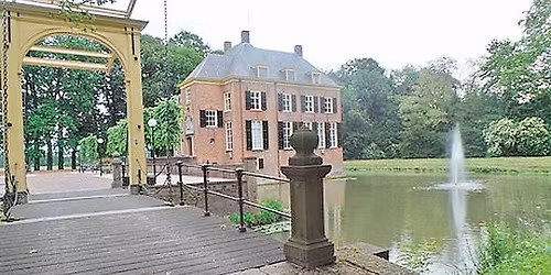 Aangelijnd wandelen met windhonden door bos van Kasteel Neerijnen naar de uiterwaarden