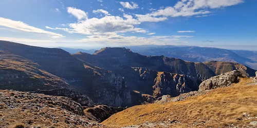 Aventur\u0103 pe Creasta Balaurului: Drume\u021bie Pe Nemarcate \u00een inima Bucegilor 
