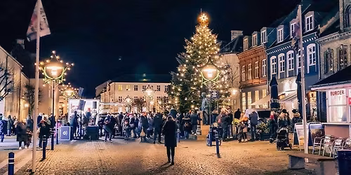 JULETR\u00c6ST\u00c6NDING P\u00c5 TORVET