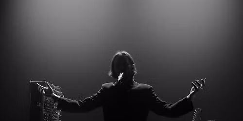 Yann Ponthus (chansons sombres\/ synth\u00e9s modulaires\/guitare)