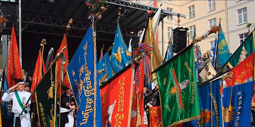 N\u00e5r byen marsjerer. Buekorpsenes Dag fra innsiden.