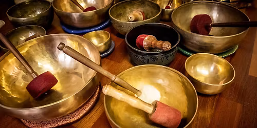 VE\u010cERN\u00cd \u0160KOLA CELOSTN\u00cd MUZIKOTERAPIE v Praze