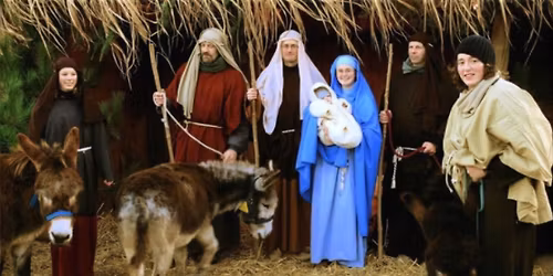 Sfeervolle Kerstwandeling met levendige kerststalfiguren