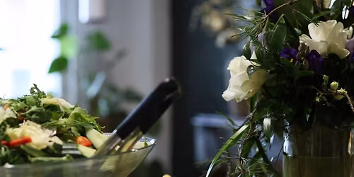 Is\u00e4np\u00e4iv\u00e4lounas 9.11.2025 kaksi kattausta