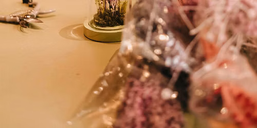 Atelier cloche fleurie et ses narcisses en papier cr\u00e9pon