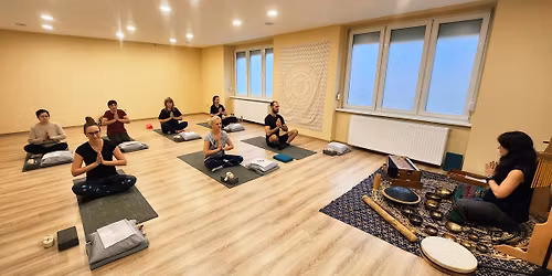 Hatha j\u00f3ga hangt\u00e1l k\u00eds\u00e9rettel \u00e9s hangf\u00fcrd\u0151 medit\u00e1ci\u00f3val