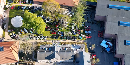 Grand Opening! Classic Car Community Club tr\u00e6f