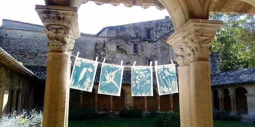 Atelier cyanotype sur tissu ou comment laisser une empreinte gr\u00e2ce au soleil
