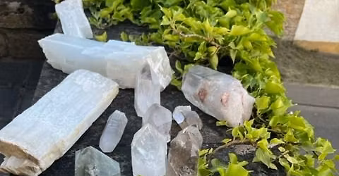 Formation \u00e0 la lithoth\u00e9rapie : "Min\u00e9raux et vibrations: l'\u00e2me de la terre au service de l'harmonie"