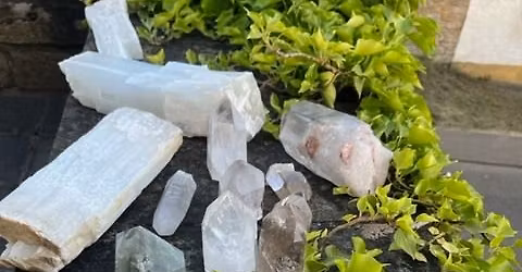 Formation \u00e0 la lithoth\u00e9rapie : "Min\u00e9raux et vibrations: l'\u00e2me de la terre au service de l'harmonie"