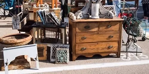 FLEUR DE FLEA OUTDOOR VINTAGE MARKET DOWN BY THE RIVER, LOUISVILLE, KY 40222