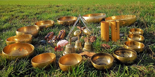 Hangf\u00fcrd\u0151 gongokkal, tibeti hangt\u00e1lakkal, szakr\u00e1lis rezg\u00e9sekkel BADACSONYTOMAJON