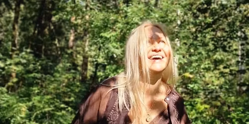 Boso i bezmy\u015blnie pod namiot