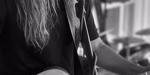 Barefooted Solo @ Fraternity Sports (AKA Fairy Meadow Bowlo)