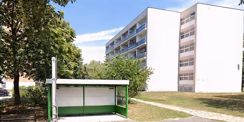 A nagy buszv\u00e1r\u00f3 fest\u00e9s a P\u00e1zm\u00e1ny P. krt. 25. mellett