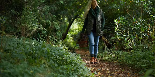 L\u00e6geurter og jordforbindelse - en urtevandring med Maria Hyldemor