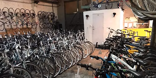 Grote verkoop van nieuwe fietsen en tweedehandsfietsen