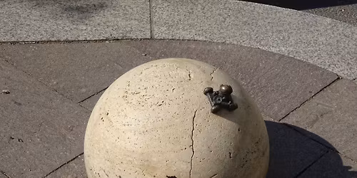 Miniszobrok pesti s\u00e9t\u00e1ja