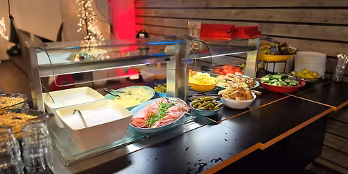 Tunnelmallinen aamupala takkatulen \u00e4\u00e4rell\u00e4